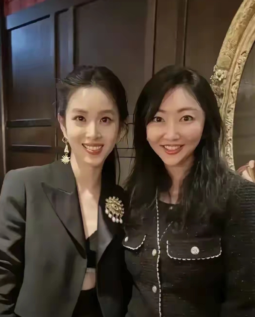 章泽天的大眼胸针顶上天！这3点不得不提:

​1、光明会的大眼标志代表着是上层社