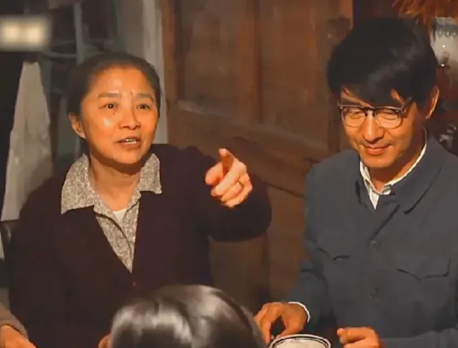 我有一个问题，就是现实生活中，小巷人家黄玲的婆婆这样的人多么？

1.. .对大
