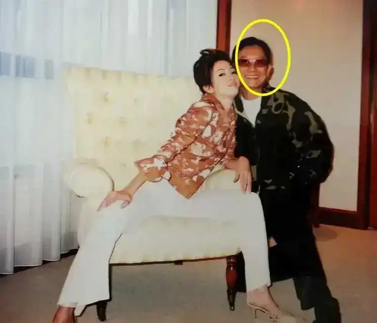 梅艳芳离世前给了他两栋楼作为对她这位干哥哥的报答，刘培基后来在自己的书中，也把梅