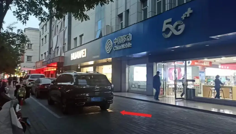 这些车位设立的初衷本是方便群众办事临时停车用的，这位刘先生倒好，9月12号就把车