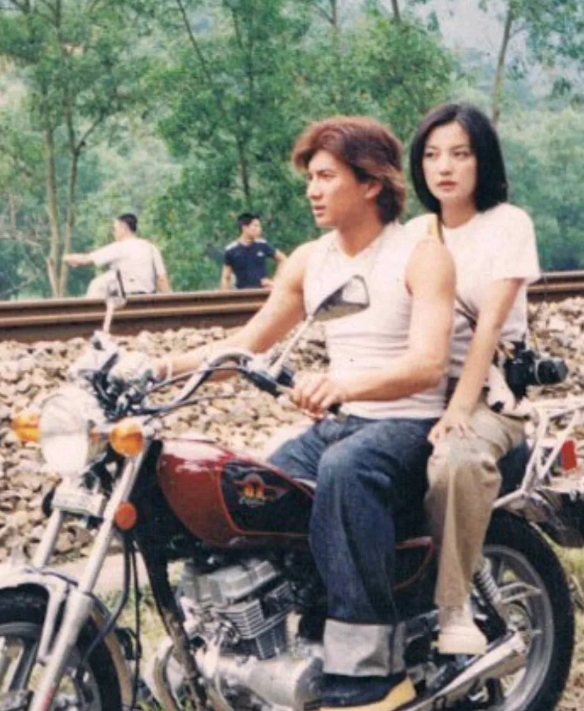 回看吴奇隆当年骑摩托车载赵的画面，真是充满了浓浓的年代感。在那个时代，摩托车可是