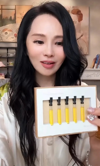 伊能静好懂网友啊！

她直播的时候问网友想聊什么八卦都可以，

她知道网友喜欢听