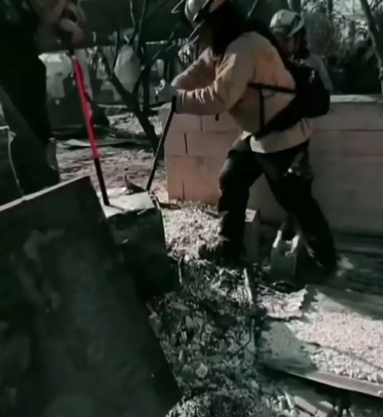 洛杉矶这些消防员哪里有空去灭火，他们正在忙着撬保险柜呢。
当他们发现房子里面有保