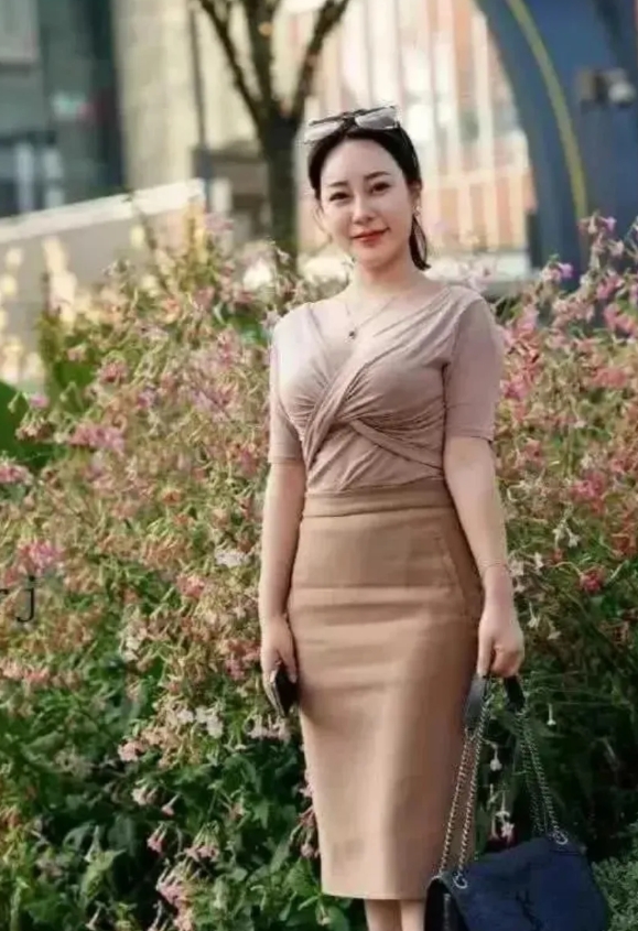 我表姐特别爱网购衣服，而且都是七天无理由退货的衣服。她一般都会买最贵的衣服穿两天
