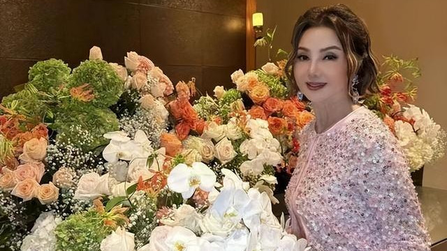 恭喜！周大福郑家三公子大婚，谢玲玲到场祝贺，郎才女貌好登对