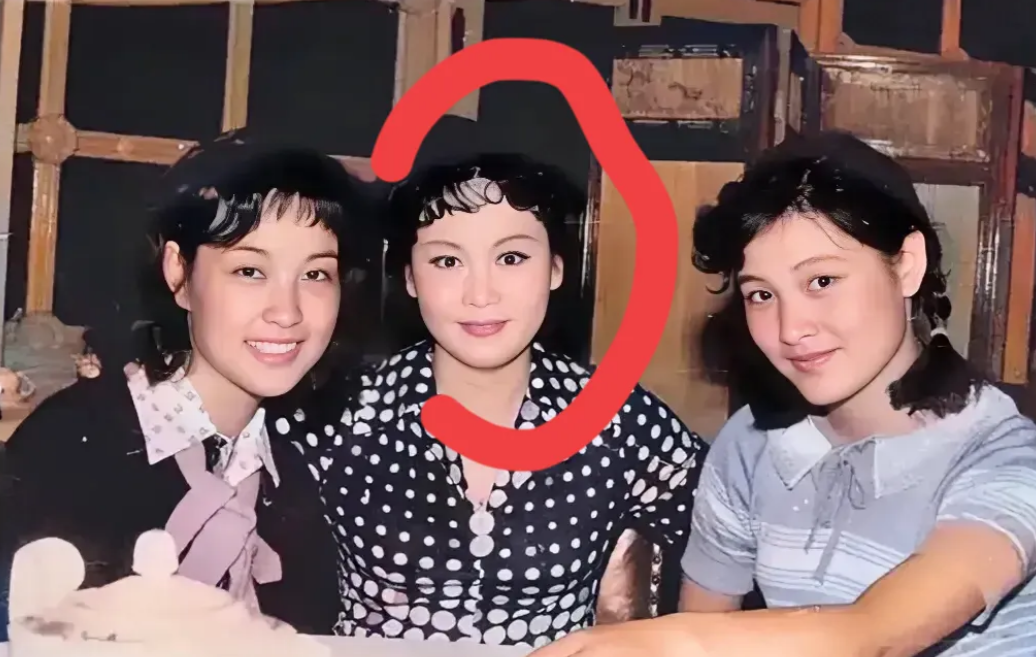 这张照片拍摄于1980年，左边的是刘晓庆右边的是陈冲，猜猜中间的女生是谁？有人认