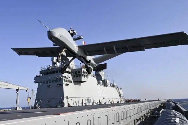 中国076下水后，美国摸着“兔子”过河：给两栖舰安电磁弹射器，也弹无人机！

近