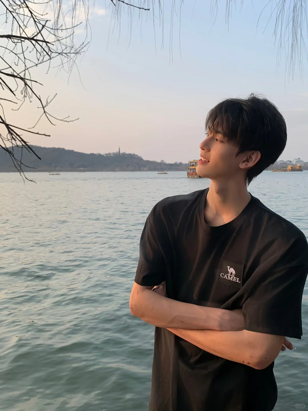 西湖边的秘境
今天在西湖待了一天
从早到晚
治愈的湖蓝色
总能让人散去很多不开心