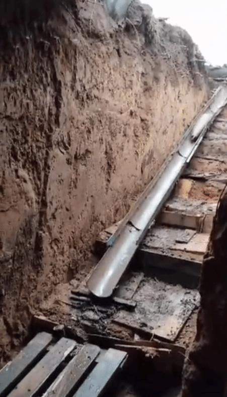 对此等勇士我愿称之为壮士（死士）！

图为乌军士兵正在发挥劳动人民的智慧，用滑道