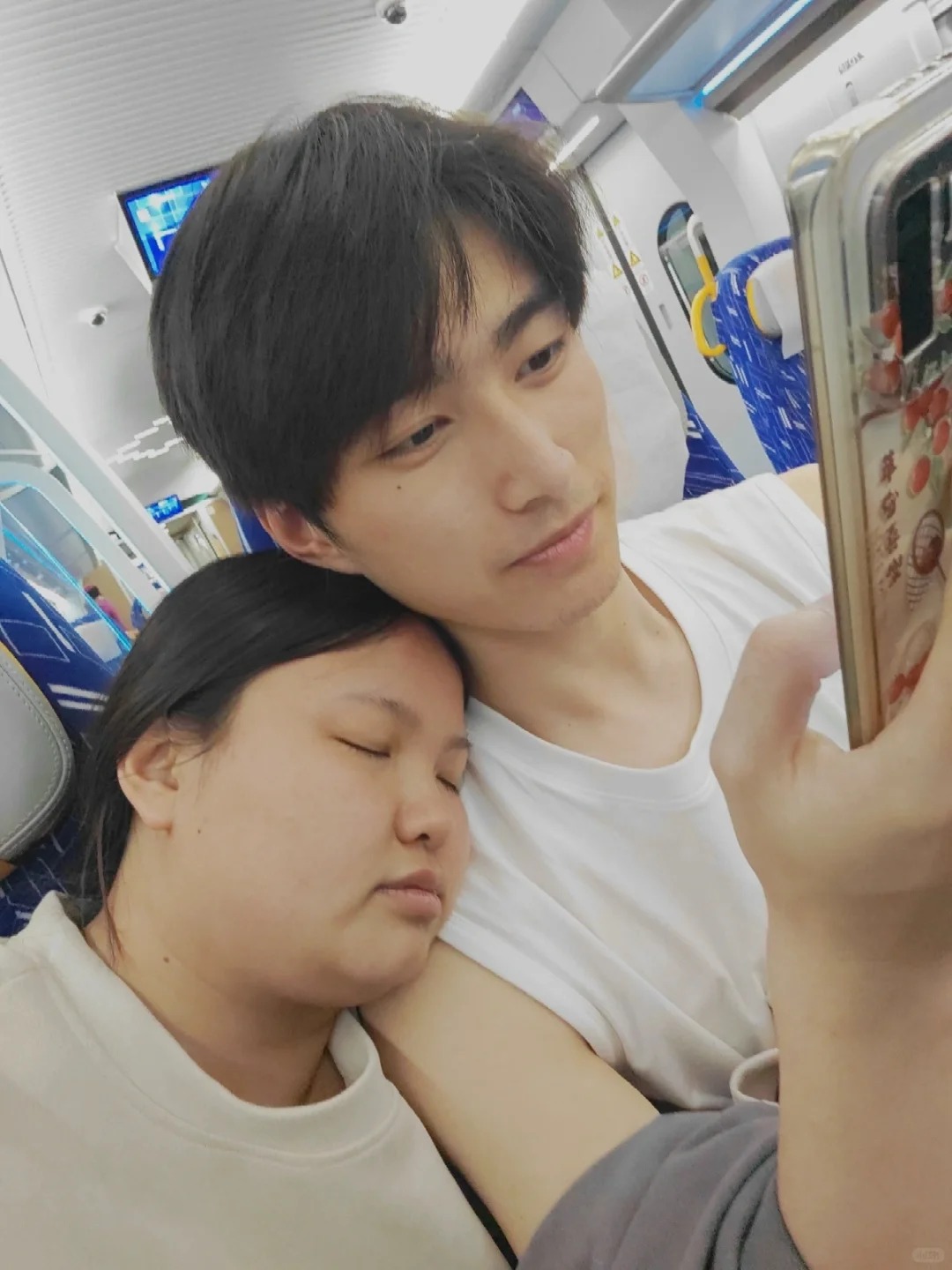 和对象的素颜合照，给你们一点小小的震撼
我想说一下我的情况，最开始和我对象在一起