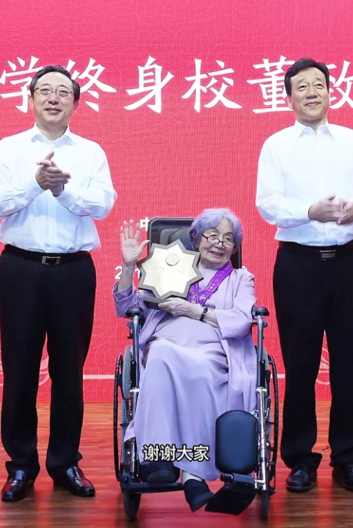  
叶嘉莹活到了100岁，常人有几个这么高寿的：
一、叶嘉莹早年去往国外教书，没