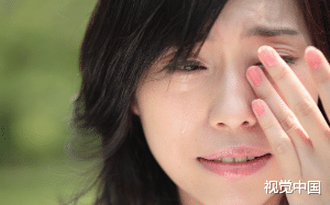 男人带着刚成年的女孩逃出了村子，她不顾一切的跟他走，男人却在她死后立马把小三娶进家门。