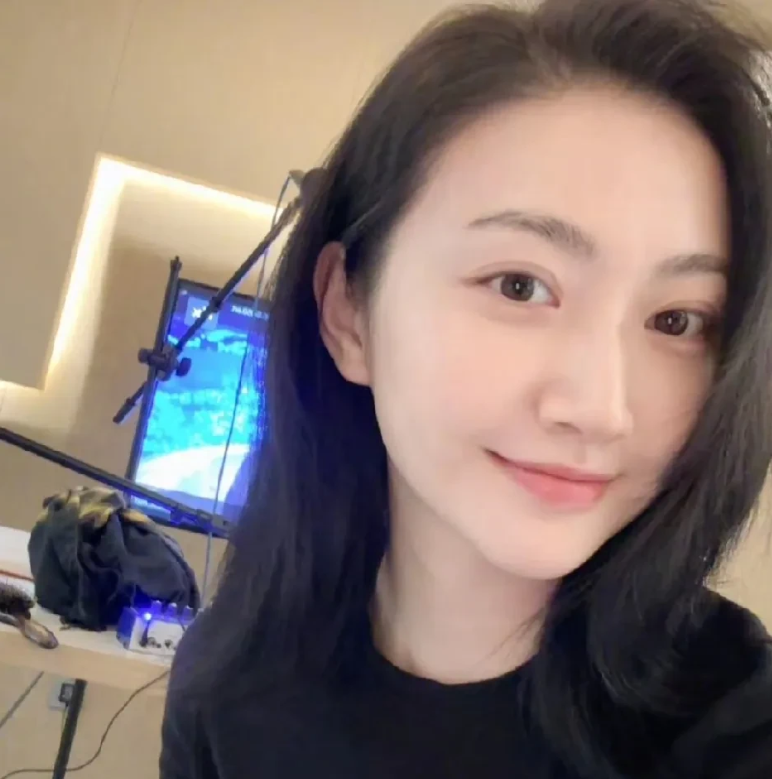 11月25日，刚动完腿部手术还没有1个月的景甜居然晒出照片说自己上班了，照片里的