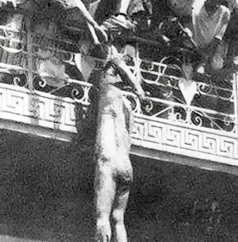 1958年，23岁的伊拉克国王费萨尔二世被处决，他的双脚被砍掉，衣服也被扒光，只