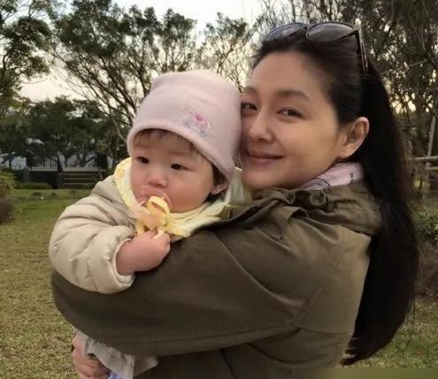 大S去世后，汪小菲妻子为两个孩子联系贵族学校，现任对前任挺好。

生活总是充满了