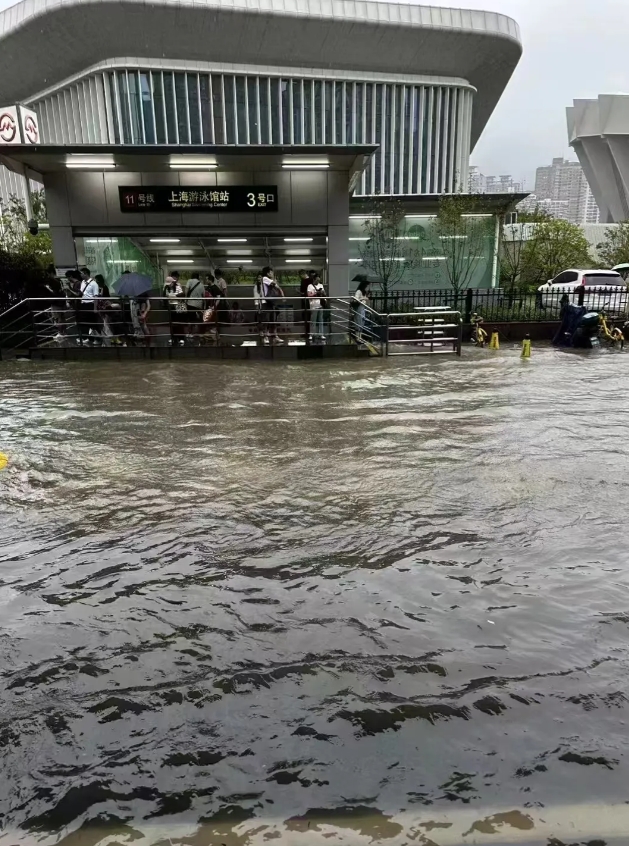 14号台风普拉桑，主打的就是不声不响办大事！
昨天下雨，台风在奉贤登陆，还在想也