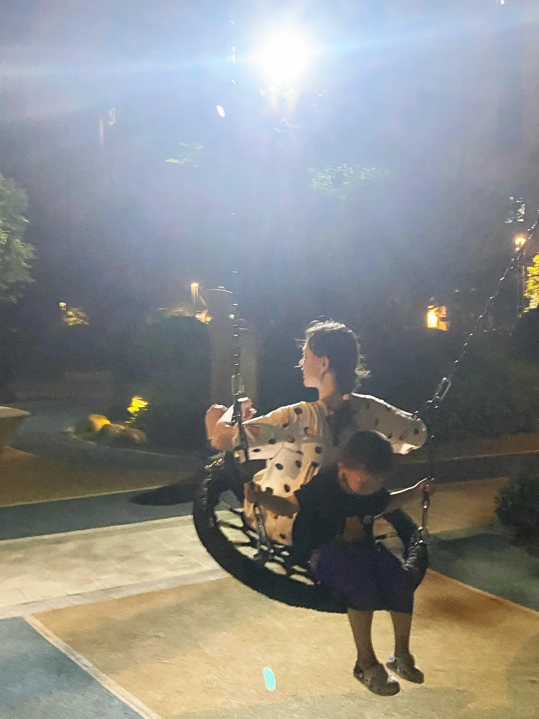 拍到了我婆婆的人生照片
有一年夏天
跟婆婆一起在楼下遛娃
她们一起荡着秋千
在灯