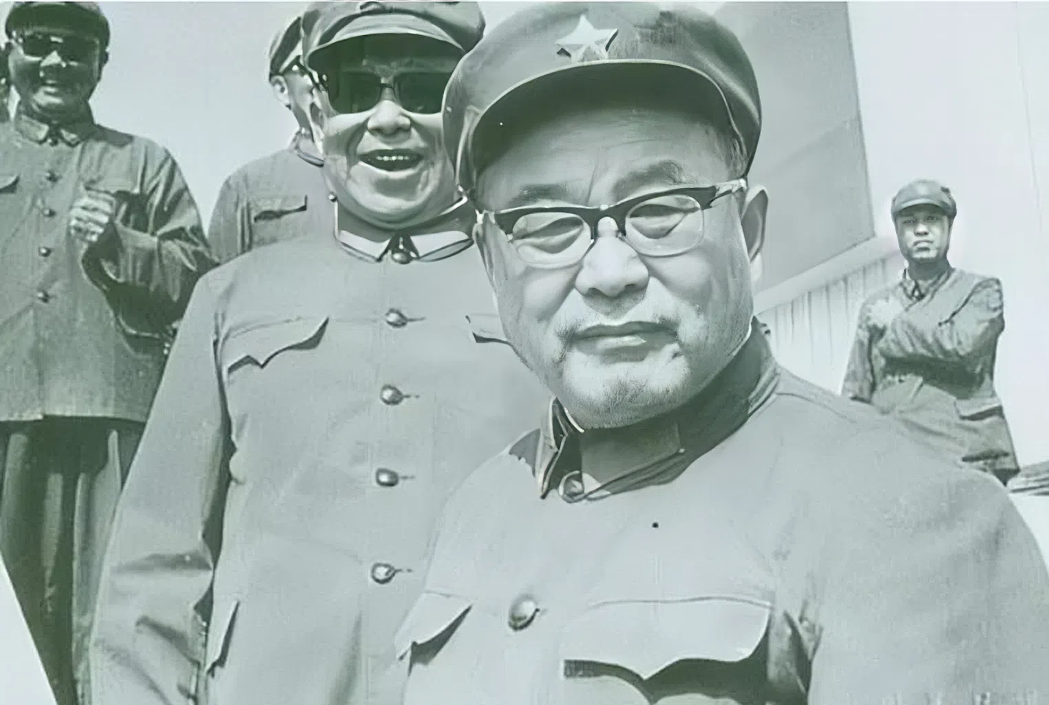 李德生抢镜，他是开国少将，身后那位是开国中将廖汉生，再往后是开国上将陈再道。少将
