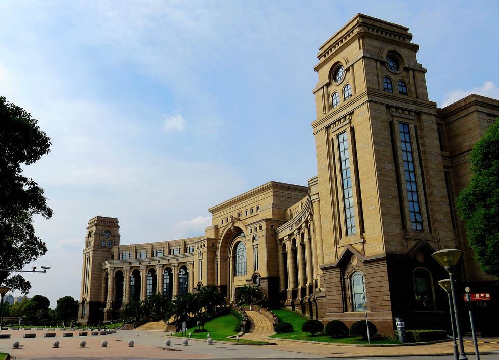 作为中国人自主创办的第一所高等院校，复旦大学历史底蕴深厚，是国内乃至全球顶尖的高