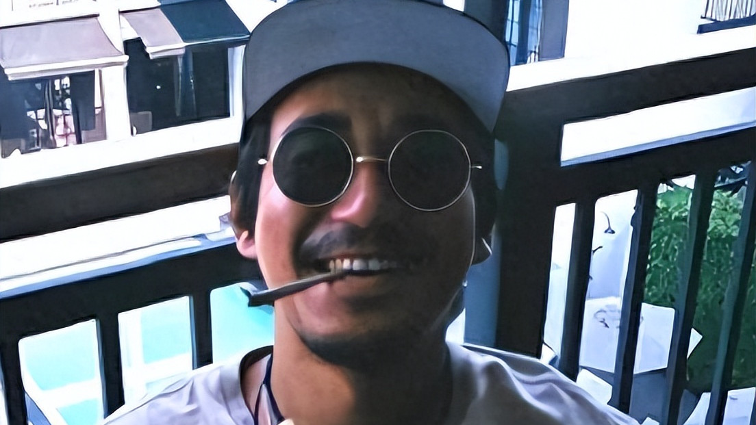 张默42岁定居泰国，生活奢靡与音乐为伴，外网常发黑白照与众不同