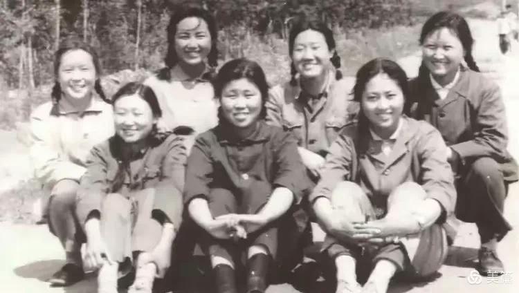 【老照片】照片上的姑娘是当年在八五三农场的哈尔滨知青，甜美的笑容尽显着一代冰城姑