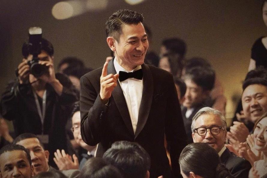 刘德华主演的电影《红毯先生》定档3月15日，但该片此前曾多次更换档期，并在春节档