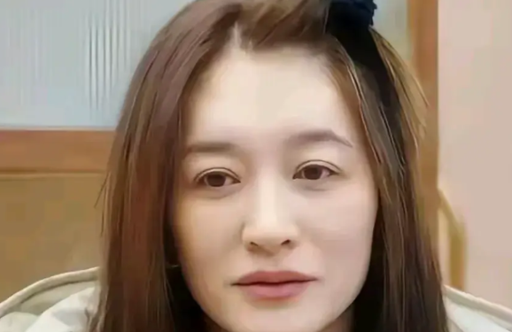 这姐们，
上了个一路繁花，
把自己的人缘全败光了，
耗净了。

矫情，
上个节目
