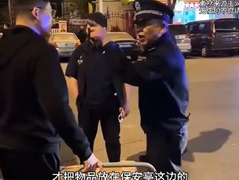 天津一男子取自己快递，上面有自己姓名电话，保安却拦住不让拿走：怎么证明这是你的？