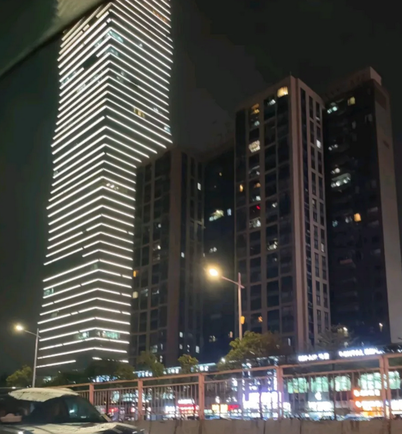 这个世界真的是癫了，一大早刷到“月子中心涉黄”产妇在二楼抱着哭闹的宝宝，丈夫在4
