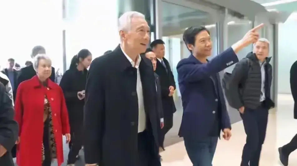 李显龙到访小米工厂，作为东道主，小米集团的创始人雷军担任起了一个解说员！并且在视