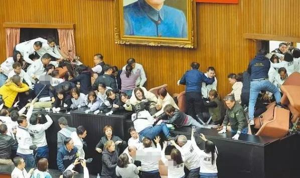 蓝白携手合作！台湾三大争议法案全数通过，民进党恼羞成怒。国民党绝地反攻抢回主席台