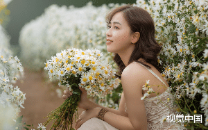 难产那天，前夫把我扔在洪水里等死。他和女儿却上了初恋的船，获救后，我吸光他们的好运，让他们厄运缠身