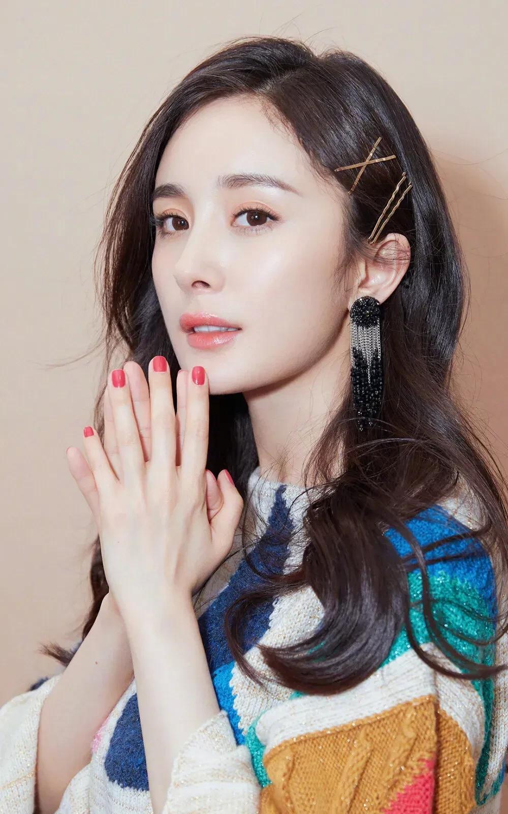 杨幂这一路走来，真的历经不少事儿。即便离婚后恢复单身，她依旧魅力十足，引得不少人