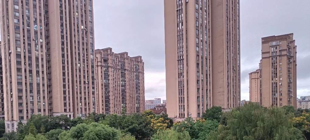 这两天的热点肯定是关于楼市的，节前的一波政策，有心人还是心潮澎湃的，尤其是有想法