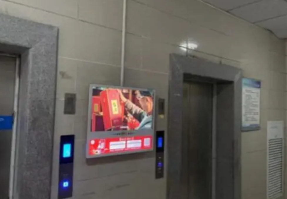 电梯故障致业主受伤谁负责？11月27日，黄女士还穿戴着康复设备。黄女士是安康一小