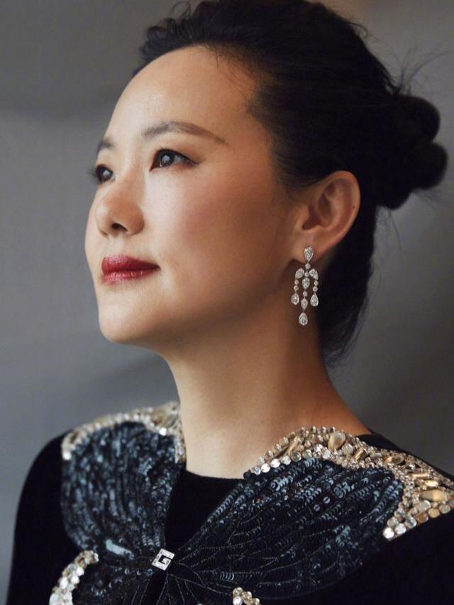 咏梅：结婚20年却无子，身家过亿却租房