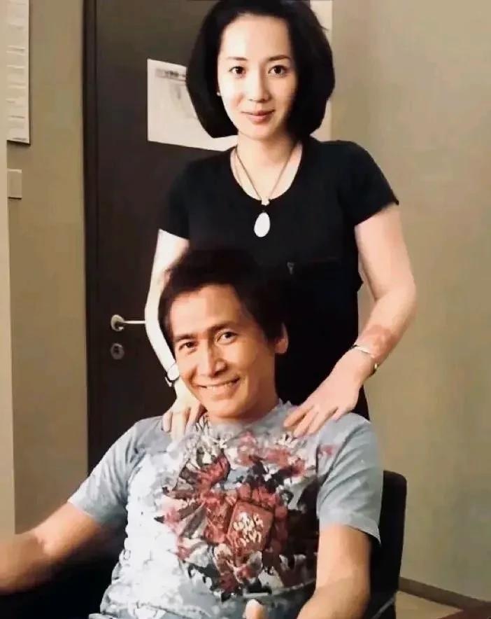 齐秦和他的小娇妻。
两人相差24岁，女人容貌清秀，看着不输祖贤。两人结婚10多