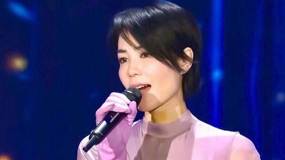 55岁王菲国外吃泡面被偶遇，穿百元风衣配20元收纳袋，打扮朴素仍美得不食人间烟火