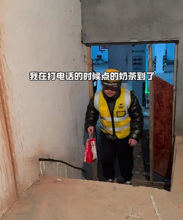 外卖小哥玩大了!送完外卖捡“垃圾”，4小时挣了500元。

一外卖小哥给顾客送完