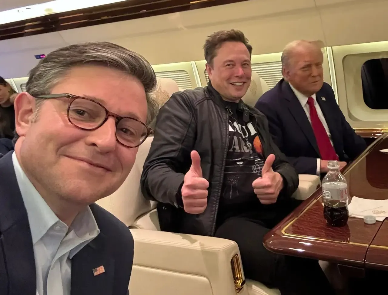 美国共和党众议院议长约翰逊在 11 月 28 日发了个消息说：“我盼着下周能在国