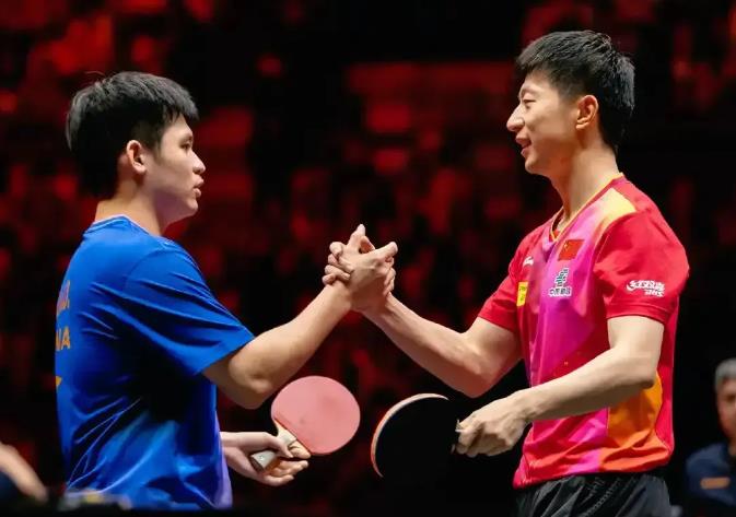 马龙跟樊振东的情况是两码事。
马龙是岁数大了，眼瞅着就该退役了，本想退役之前整个