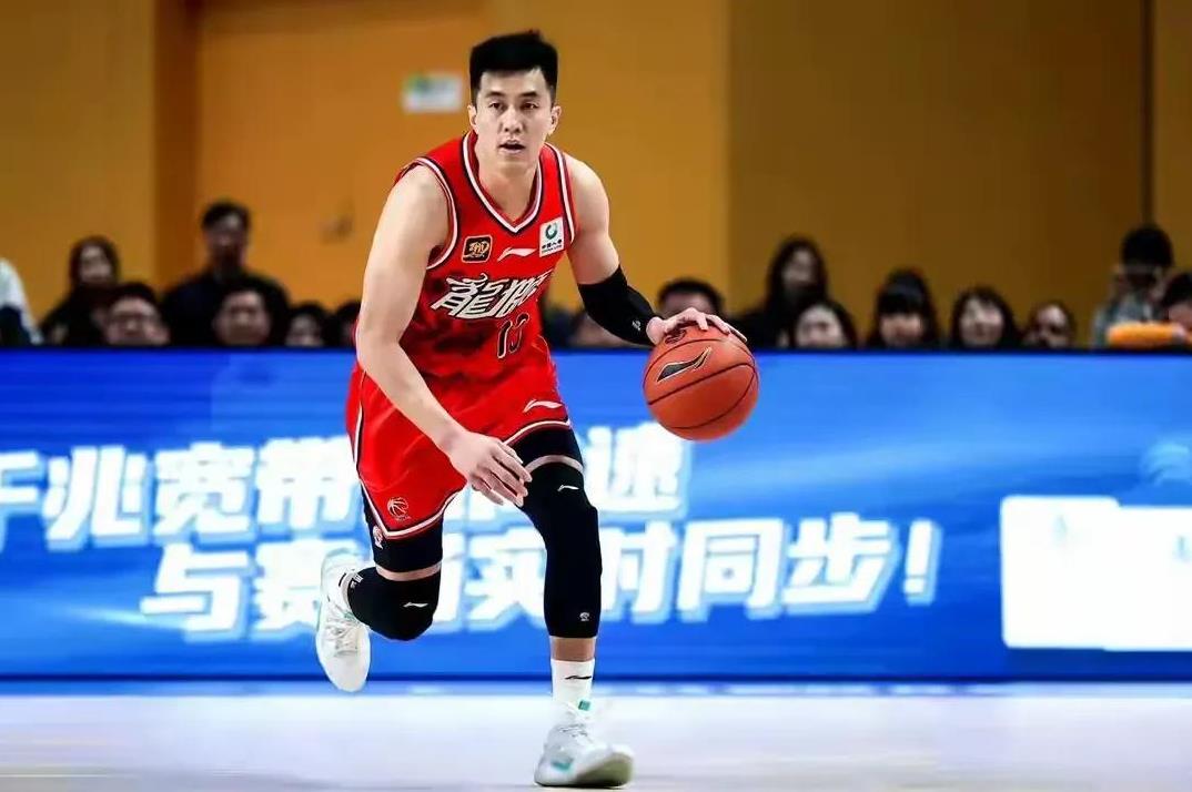 郭艾伦回到了沈阳过年，辽宁艾伦的球迷热情似火，欢迎艾伦回家过年??。艾伦本赛季南