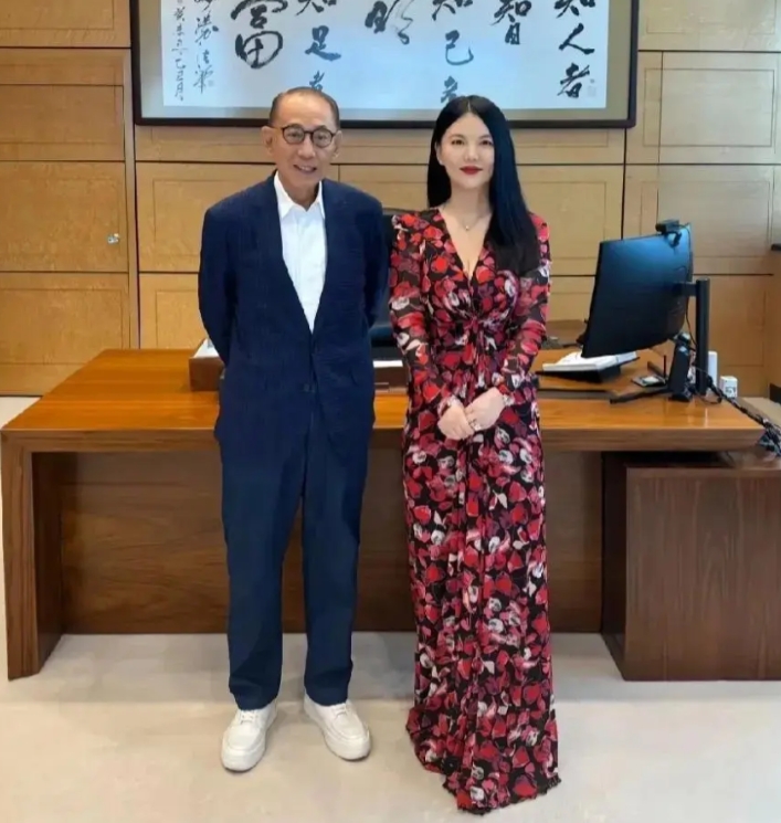 李湘好瘦啊现在，还是瘦了很美。