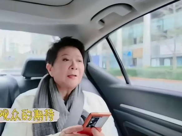 司机师傅问蔡明：“您今年还上春晚吗？”

司机师傅的一句关心，触动了无数80、9