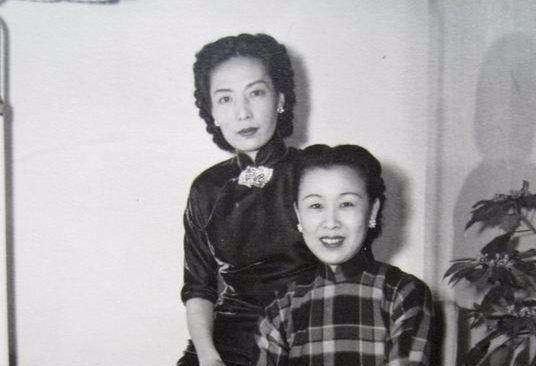 1937年一个晚上，杜月笙四姨太姚玉兰邀请孟小冬一起睡觉，半夜，姚玉兰悄悄给杜月