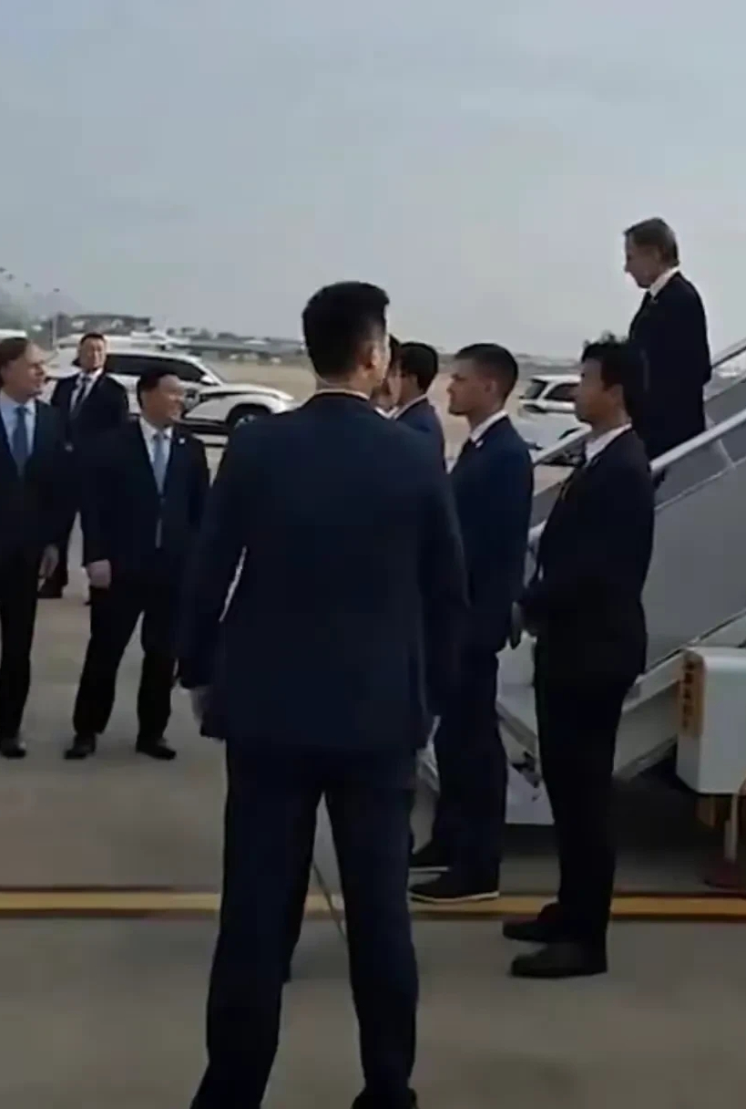 美国国务卿布林肯抵达上海，4名美国官员随团。从现场视频来看，布林肯下飞机的时候，