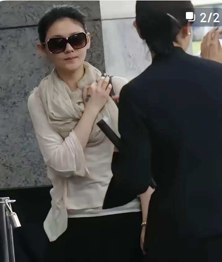 大S去年去韩国时的机场照，真是随性又高级！
“破布衣衫”随便一穿，都有高级感！