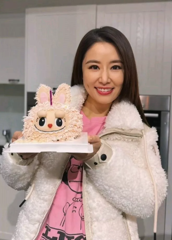 林心如49岁庆生照公开后，有2大亮点引人关注！

第一大亮点，林心如微微一笑，显