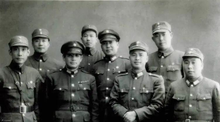 1947年5月初，汤恩伯在临沂召开军事会议，张灵甫在会上指手画脚，态度倨傲。会后