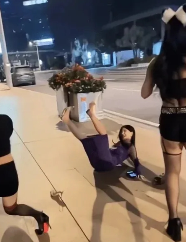 广东三名女子夜班后喝醉酒在街边狂欢，她们举止大胆，用手机角度刁钻的拍摄照片，看得